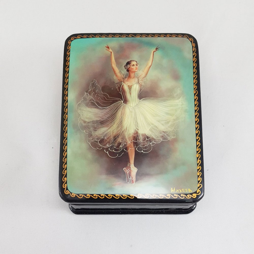 Шкатулка лаковая с элементами ручной росписи балерина