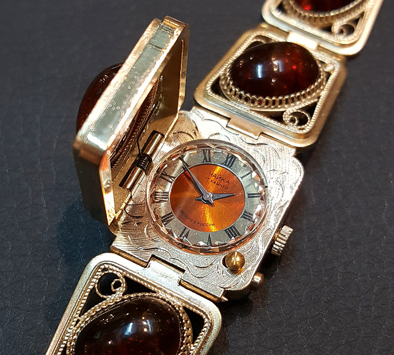 Часы женские, Чайка, браслет с крышкой, янтарь и скань